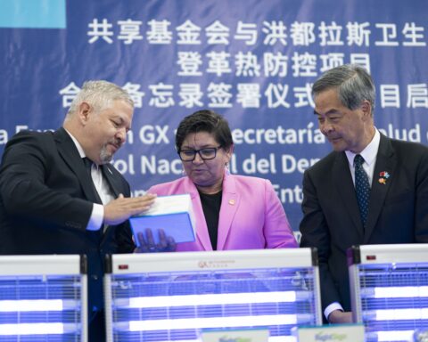 Presidente de la Fundación GX, Leung Chun-ying (d), la ministra de Salud hondureña, Carla Paredes (c), y el canciller de Honduras, Enrique Reina (i), participando en la firma del Memorándum de Entendimiento para Control Nacional del Dengue entre la Secretaría de Salud de Honduras y la Fundación GX, en Tegucigalpa, Honduras.